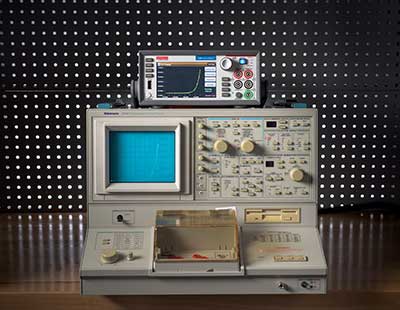 Keithley Source Measure Unit mit IV-Kennlinienschreiber-Funktionalität neben dem ursprünglichen IV-Kennlinienschreiber-System von 1955.