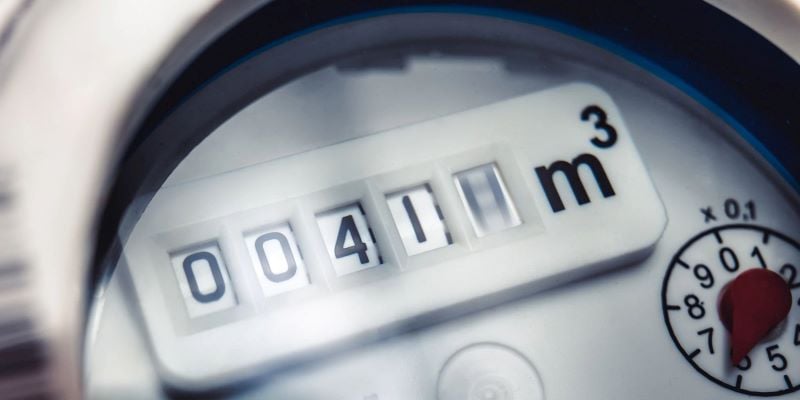 Flow meter with rotating digits