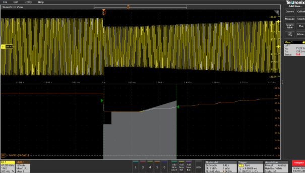 Diese Bildschirmaufnahme von einem modernen Tektronix-Oszilloskop zeigt einen Niederspannungs-Ride-Through-Fehler, bei dem eine RMS-Spannungsverletzung vorliegt. Ride-Through-Ergebnisse werden deutlich vor dem Hintergrund definierter Spannungs-Zeit-Masken angezeigt, was die Identifizierung von Konformitätsproblemen erleichtert. Die Testgrenzen sind Masken, die durch CEA, IEEE 1547-2003, IEEE 1547-2018 (CAT-I, CAT-II und CAT-III), EVS-EN 50549 CAT-I und benutzerdefinierte Standards definiert sind, welche den Grenzwert für die Wiederherstellung der Wechselrichter-Effektivspannung festlegen. Alle Maskentreffer während der Ride-Through-Bedingungen führen zum Nichtbestehen des Tests.